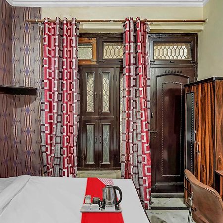 Oyo Flagship 70209 Alpha One Hotel Грейтър Нойда Екстериор снимка