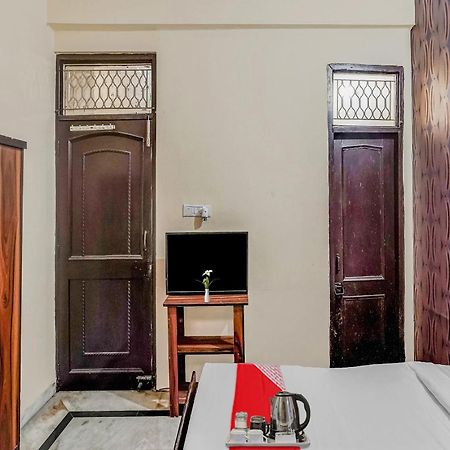Oyo Flagship 70209 Alpha One Hotel Грейтър Нойда Екстериор снимка