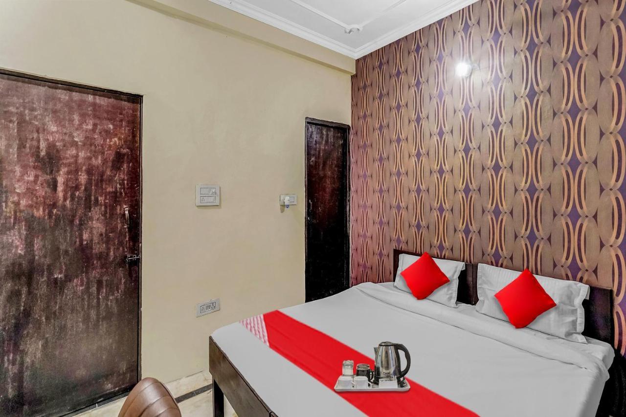 Oyo Flagship 70209 Alpha One Hotel Грейтър Нойда Екстериор снимка