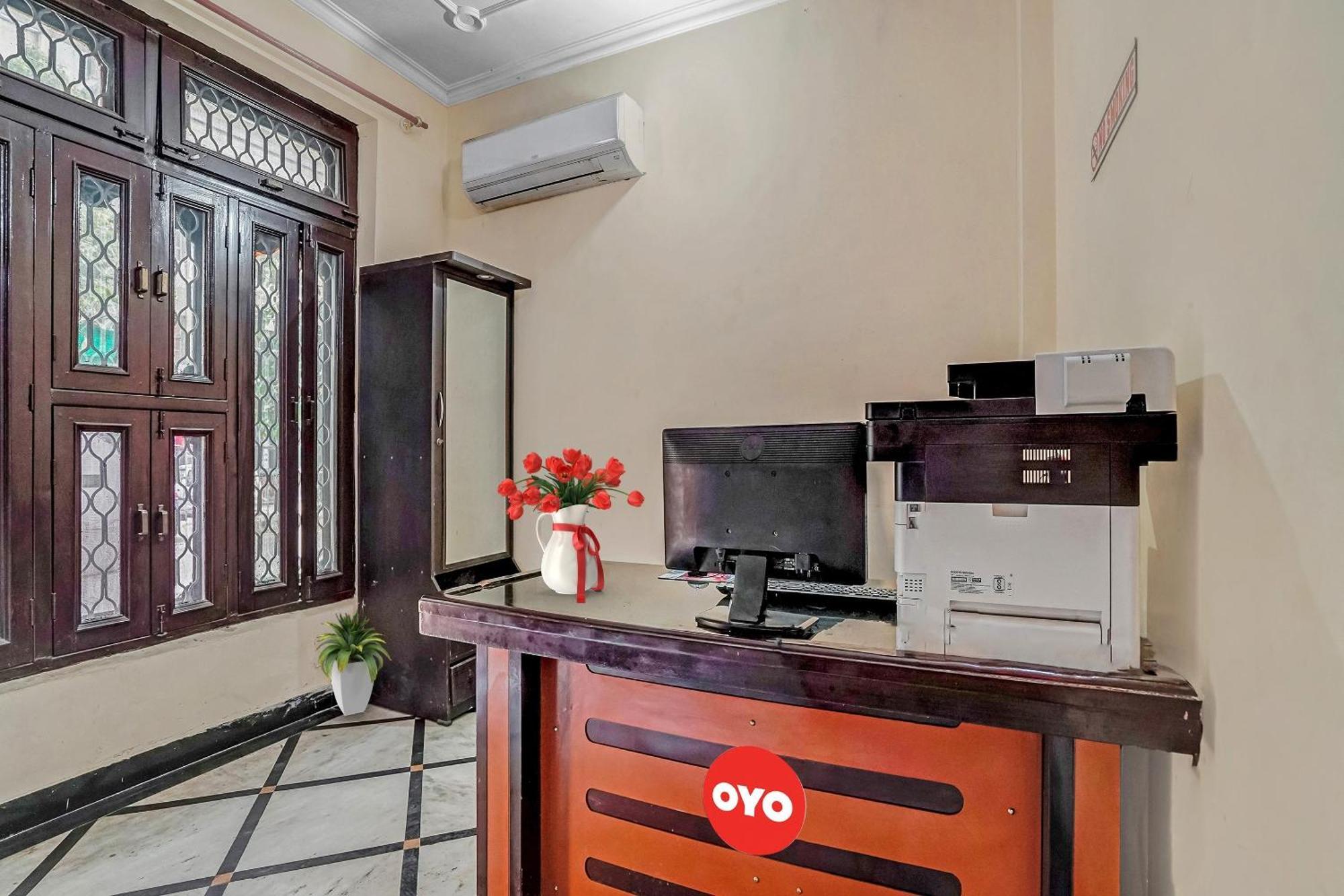 Oyo Flagship 70209 Alpha One Hotel Грейтър Нойда Екстериор снимка