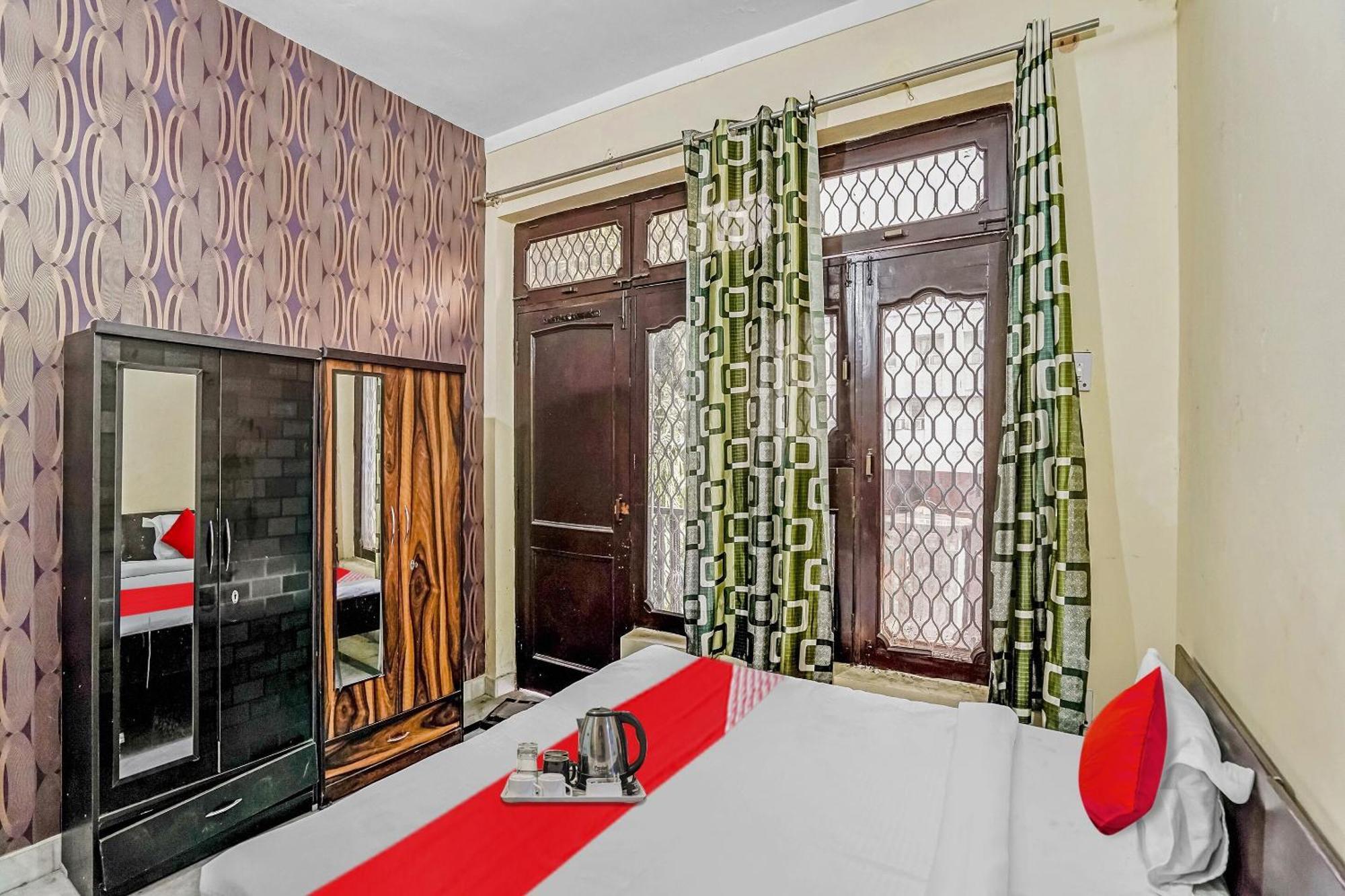 Oyo Flagship 70209 Alpha One Hotel Грейтър Нойда Екстериор снимка