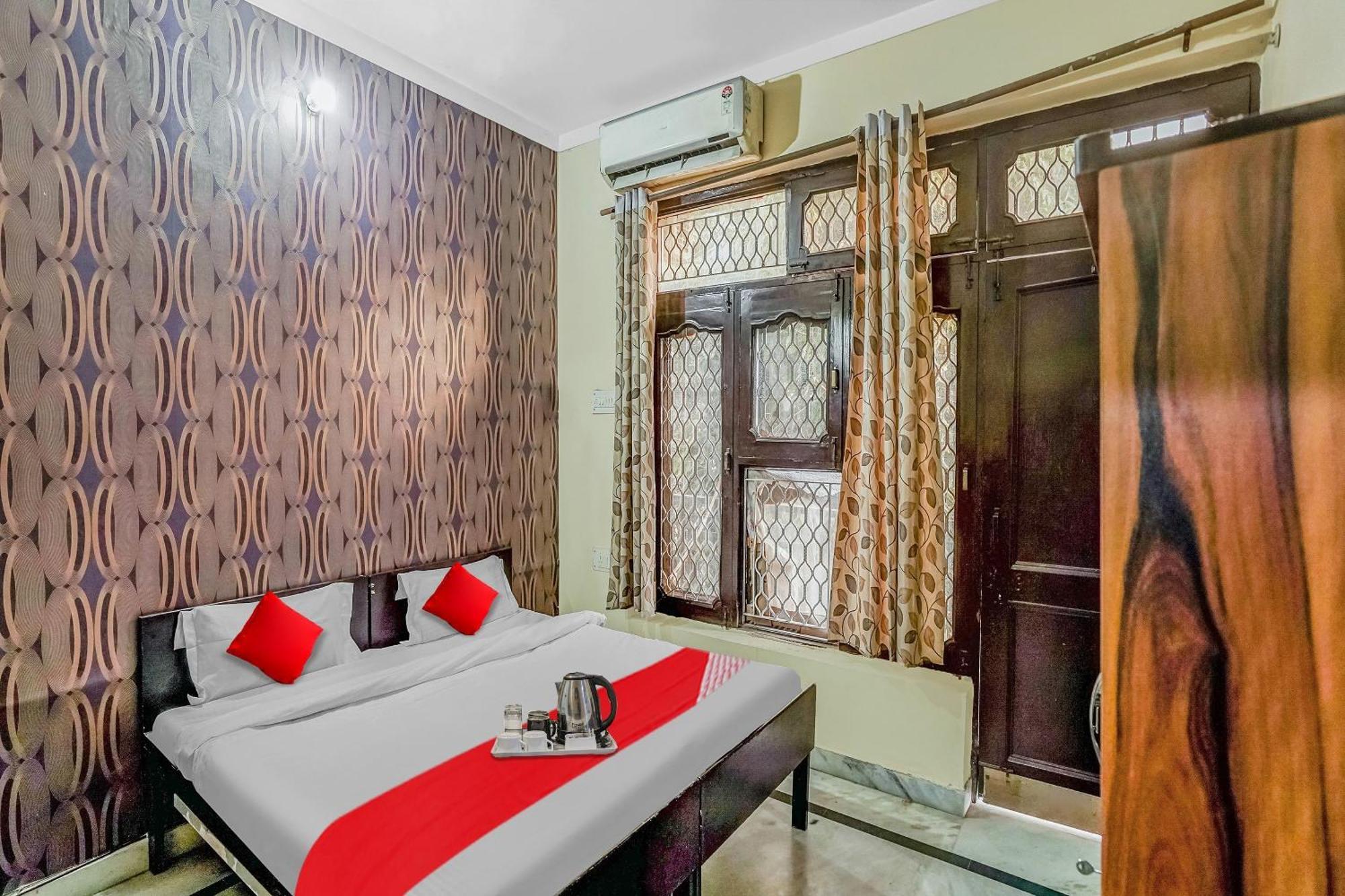 Oyo Flagship 70209 Alpha One Hotel Грейтър Нойда Екстериор снимка