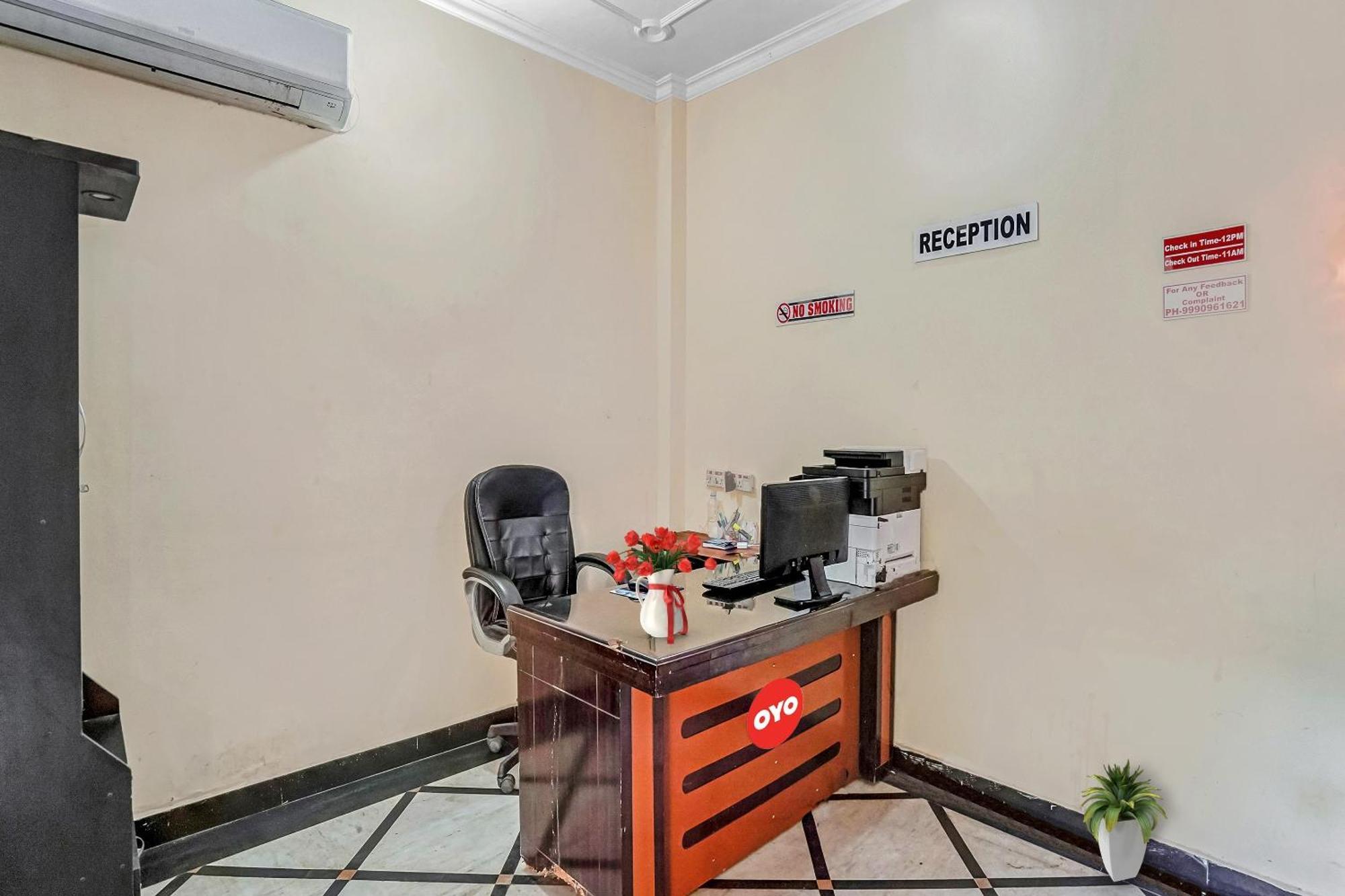 Oyo Flagship 70209 Alpha One Hotel Грейтър Нойда Екстериор снимка