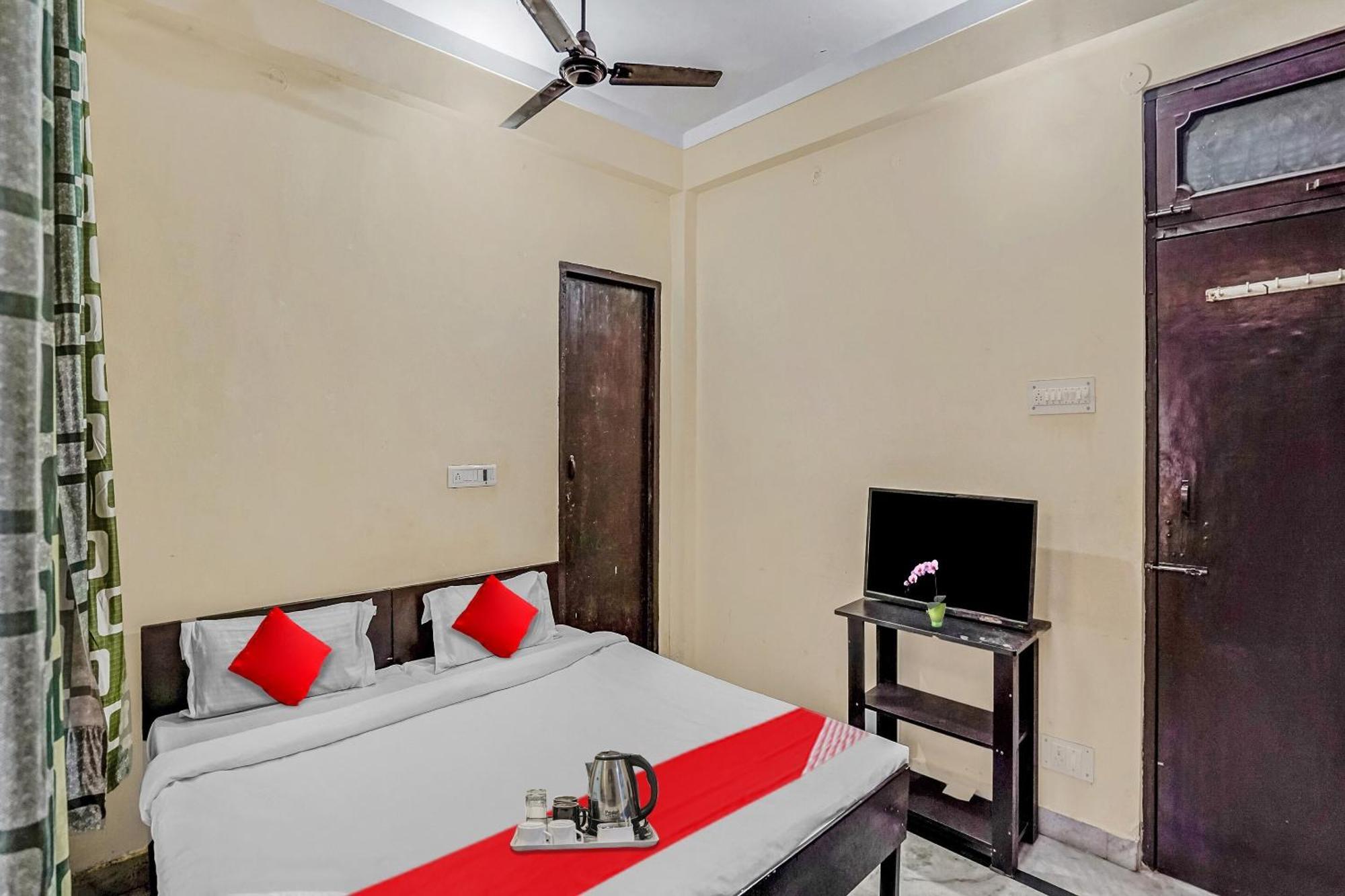 Oyo Flagship 70209 Alpha One Hotel Грейтър Нойда Екстериор снимка
