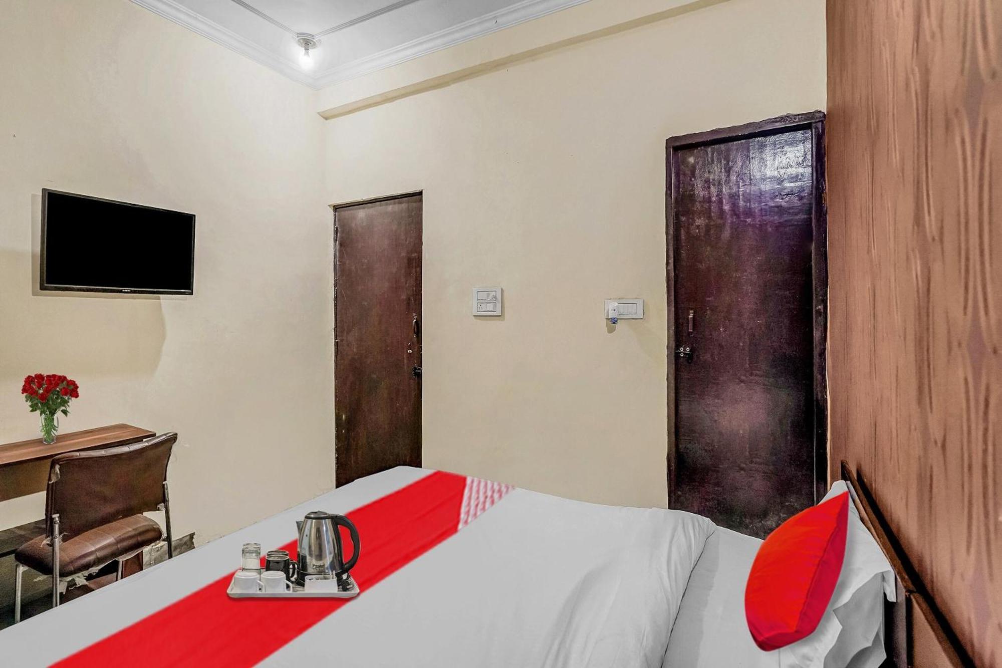 Oyo Flagship 70209 Alpha One Hotel Грейтър Нойда Екстериор снимка