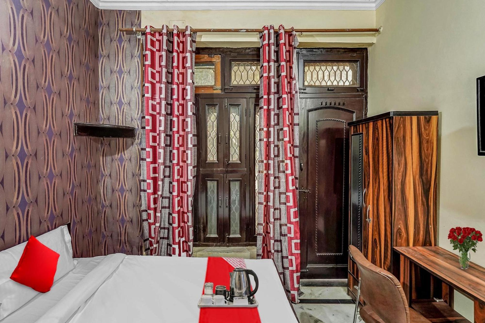 Oyo Flagship 70209 Alpha One Hotel Грейтър Нойда Екстериор снимка